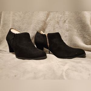 Journee Collection Sanzi Heeled Booties NIB Sz 8 Almond Toe, Block Heel W Zipper